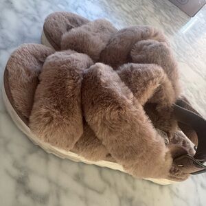 Uggs, koolaburra .
Cozy Faux Fur Women's Sandals - Brown